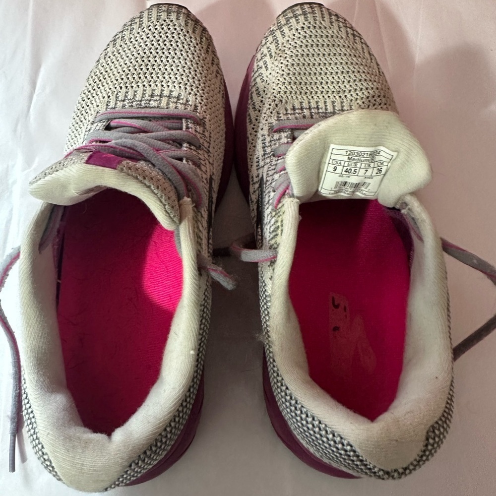 Brooks athletic shoes - Picture 4 of 5